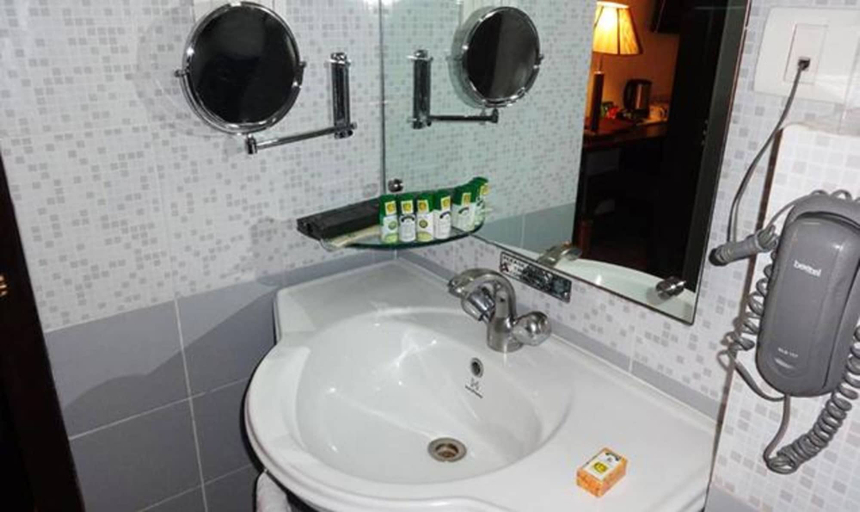Bathroom 3, Fabhotel Prime Capitol Residency, Ranchi