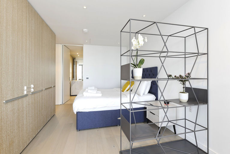 Bedroom 3, Luxury Waterfront Studio in Canary Wharf by Underthedoormat, London