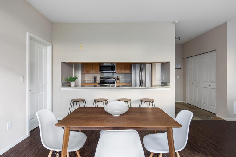 Room 4, Bellevue Sophisticated 2BD 2BA Apartment, King
