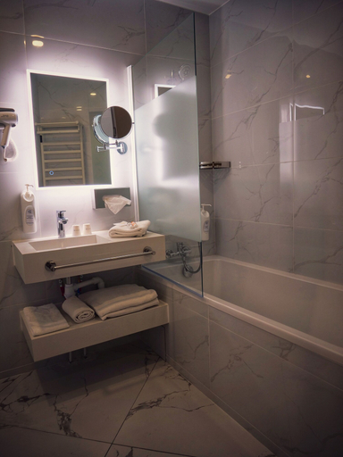 Bathroom 5, Golden Tulip Dieppe, Seine-Maritime