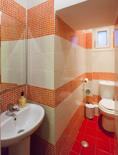 Room 4, Psyri Neoclassical House w/Yard - Free Parking!, Attica