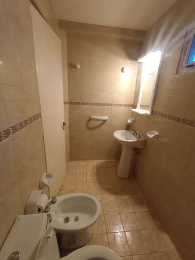Bathroom 2, IL Point Hostel Cafe, Confluencia
