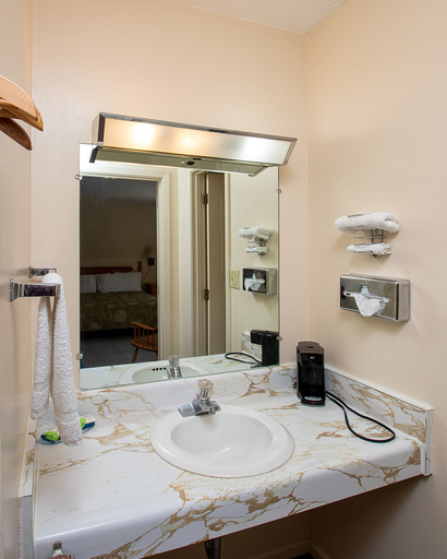 Bathroom 4, Country Squire Inn & Suites, Coshocton