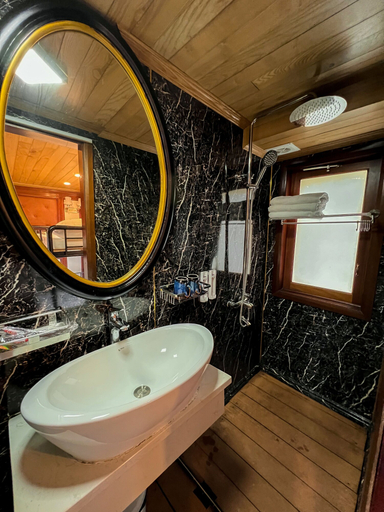 Bathroom 3, Booze Party Cruise, Hạ Long