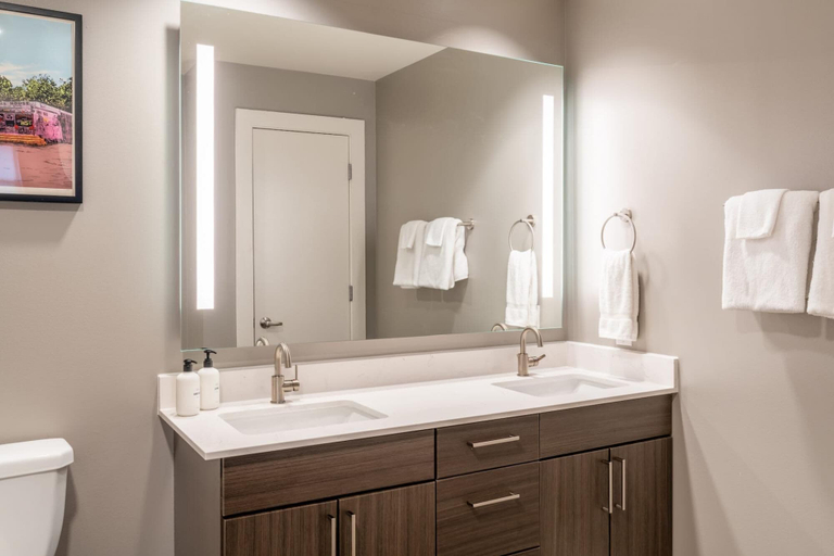 Room 4, Austin Awesome 2BD 2BA Downtown Apartment, Travis