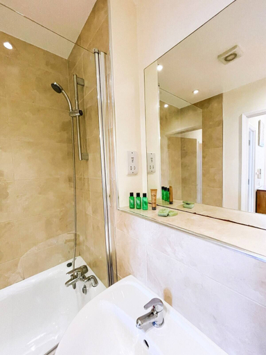Bathroom 3, Golden Heights 7, Kent