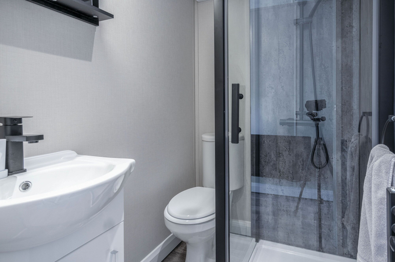 Bathroom 3, The Studio - 1 Bedroom Cabin - Amroth, Pembrokeshire