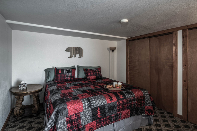 Bedroom 3, Black Bear Lodge, Lincoln