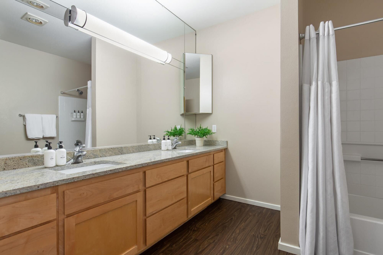 Room 5, Bellevue Designer 1BD Plus Den 1BA Apartment, King