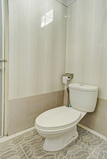 Bathroom 4, OYO 90396 The Halona Villa Batu, Malang
