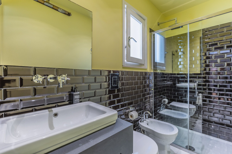 Bathroom 5, Belle Boutique