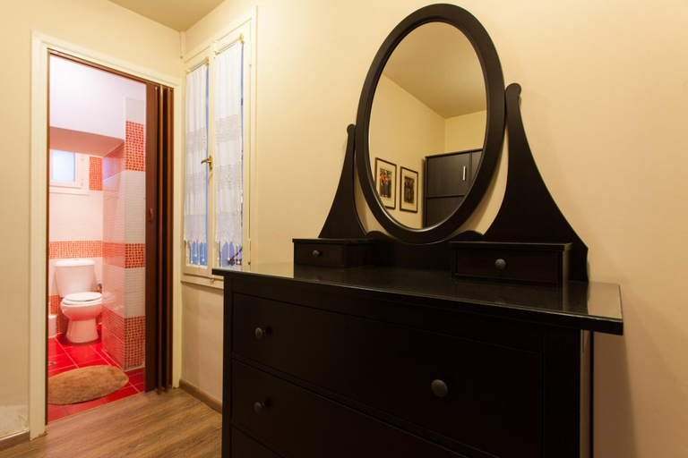 Room 5, Psyri Neoclassical House w/Yard - Free Parking!, Attica