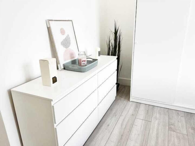 Others 5, Modern Room in Centrally Located- Room 4, London
