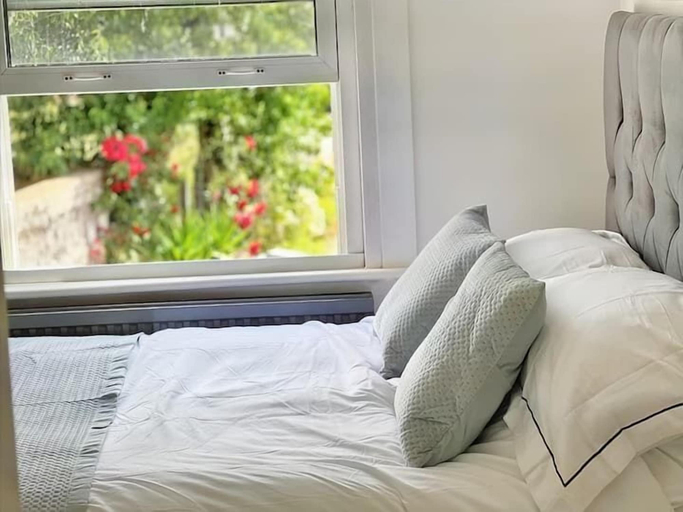Others 4, Modern Room in Centrally Located- Room 4, London