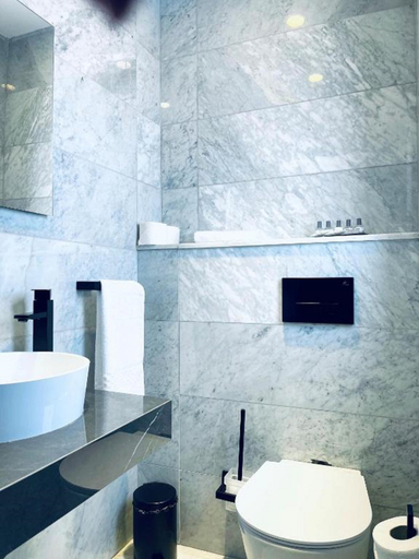 Bathroom 3, Casa Reale