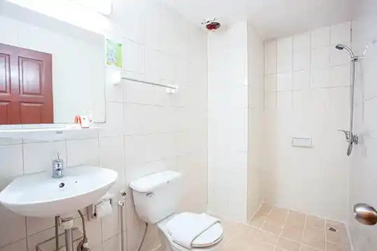 Bathroom 5, Eastiny Bella Vista Hotel, Pattaya