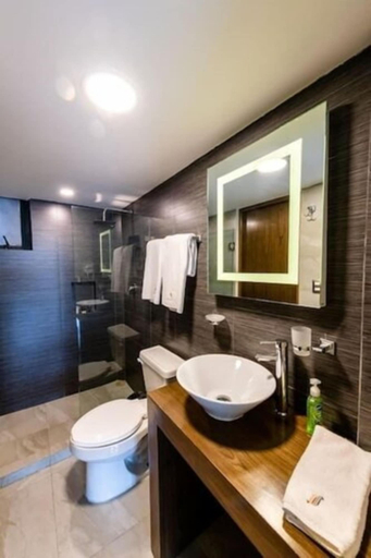Bathroom 4, Rochester 10, Mexico City