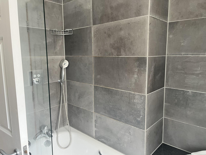 Bathroom 4, Staunton Hotel, London