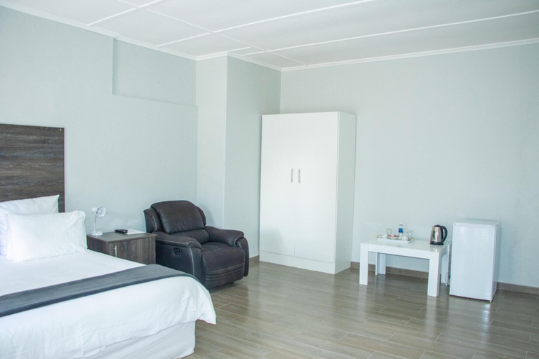 Room 4, Neat one Bedroom in Morningside Guesthouse - 2089, Bulawayo