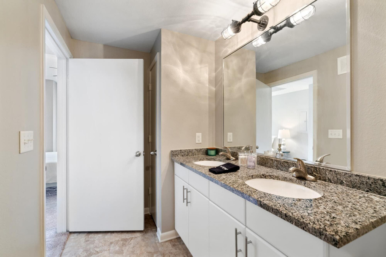 Room 4, Plano Comfy 2BD 1 5BA Apartment, Collin