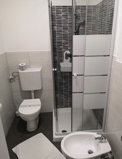 Bathroom, Dreams Verona, Verona