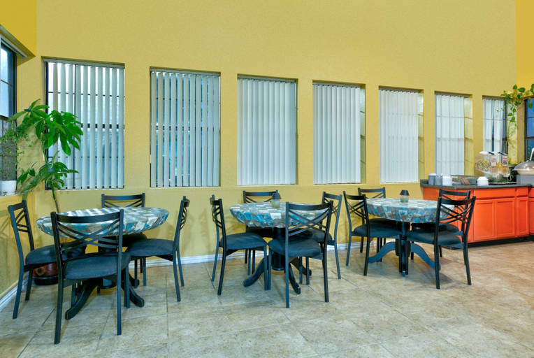 Food & Drinks 5, Howard Johnson By Wyndham San Marcos, Hays