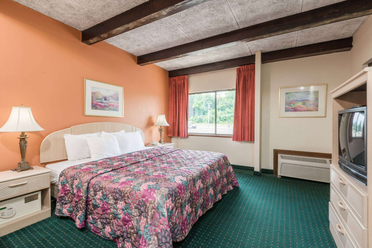 Bedroom 3, Days Inn by Wyndham Berlin Meriden, Hartford