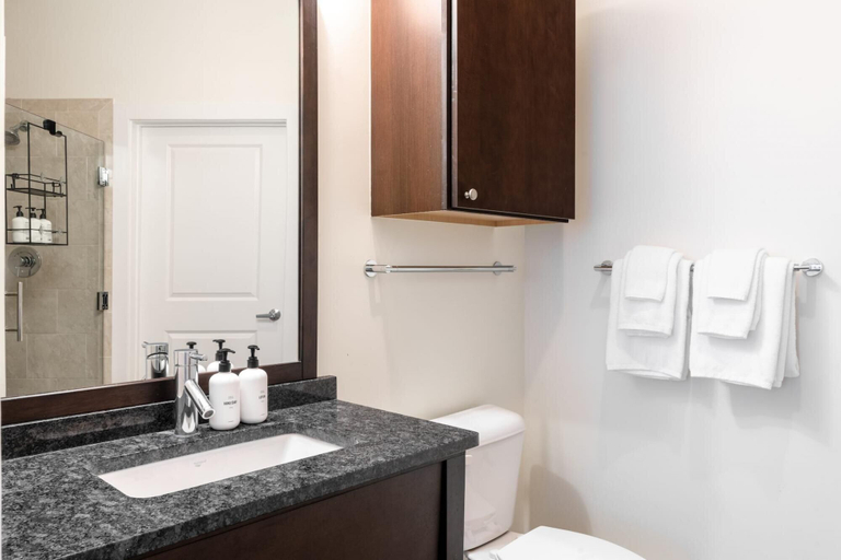 Room 5, Alexandria Alluring 2BD 2BA Apartment, Alexandria