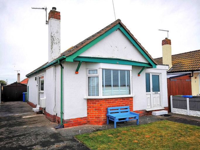 Exterior & Views, Beachcomber Seafront Pet Friendly Cottage, Denbighshire