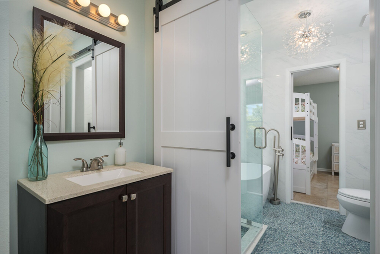 Bathroom 4, Beach Getaway, Duval