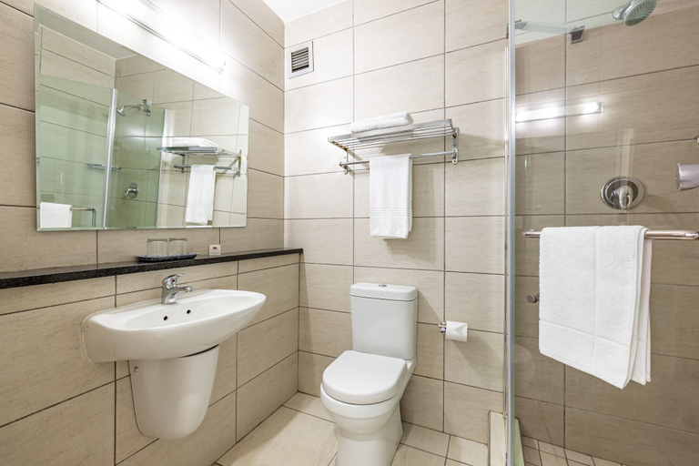 Bathroom 4, African Sky Hotels - Ermelo Inn, Gert Sibande