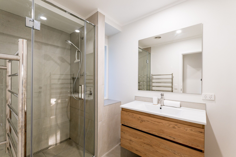 Bathroom 3, Moa Cottage in Oneroa Village, Auckland