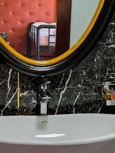 Bathroom 3, Booze Party Cruise, Hạ Long