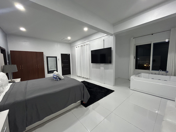 Bedroom 2, Luxury 5BD Loft in Prime Location