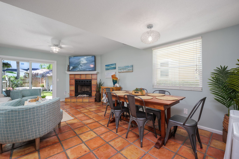 Food & Drinks, Beach Getaway, Duval