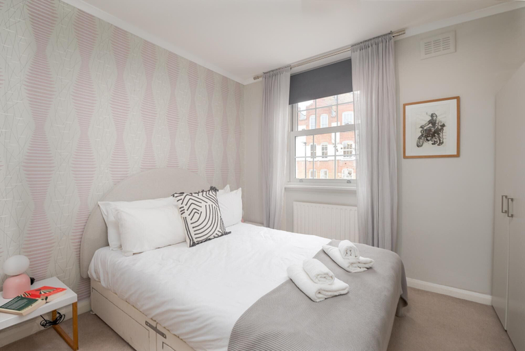 Room 3, Fantastic two Bedroom Apartment in Vibrant King s Cross by Underthedoormat, London