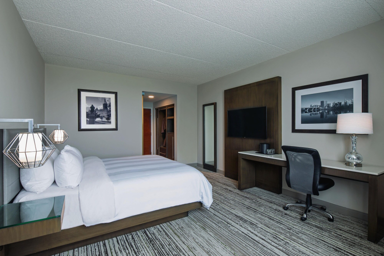 Bedroom 3, Marriott Cincinnati North, Butler