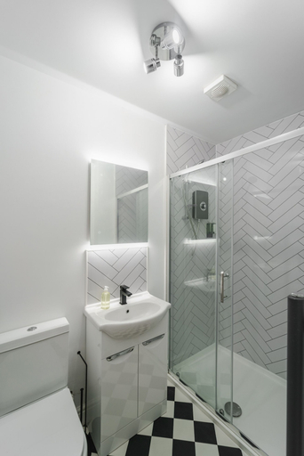 Bathroom 3, Deluxe Studio Apartments, Derby