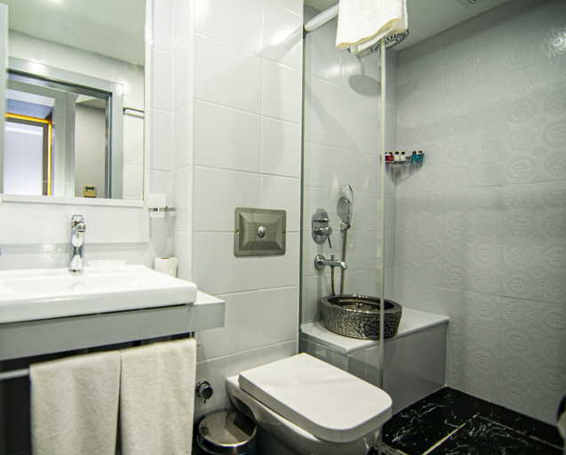 Bathroom 5, Lapis Inn Hotel & Spa, Fatih