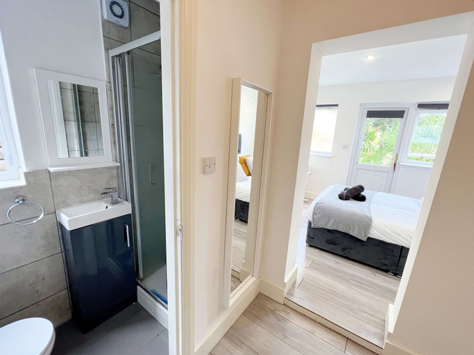 Bedroom 4, Minet Gardens Central-Suite 3, London