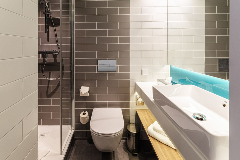 Bathroom 5, Holiday Inn Express DRESDEN ZENTRUM by IHG, Dresden