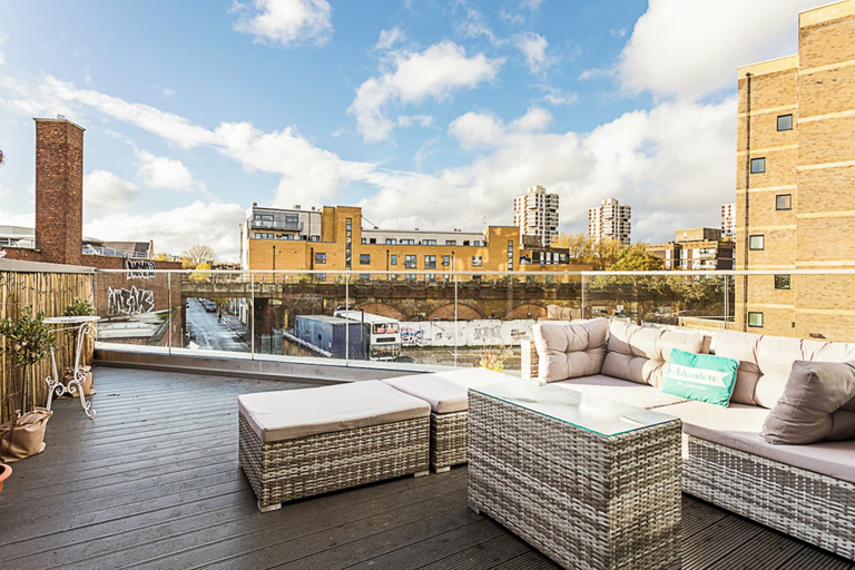 Others 5, Quiet and Spacious Four Bedroom House, London