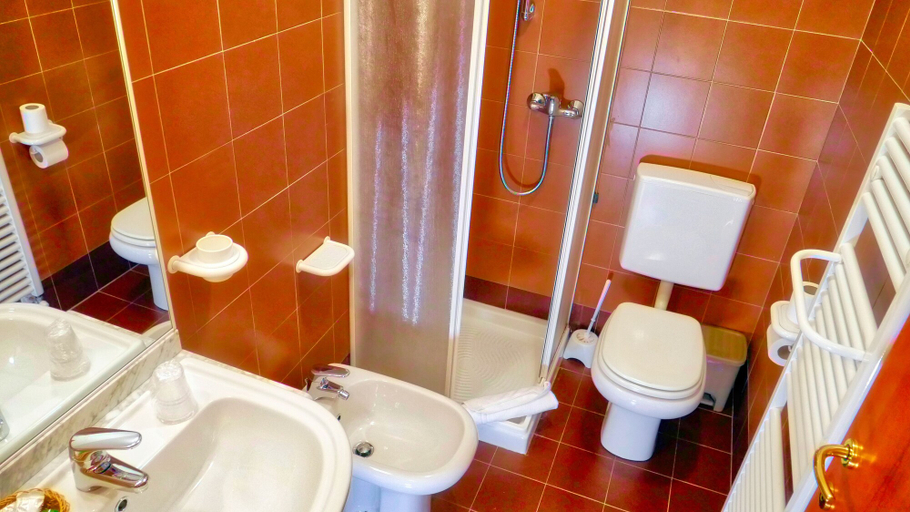 Bathroom 4, Hotel Vajont, Pordenone