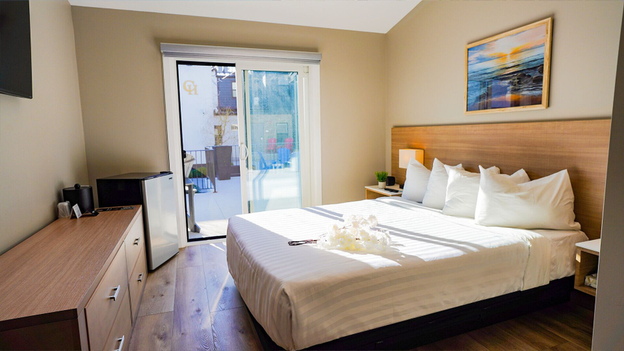 Bedroom 4, Colonial Hotel & Suites, Lambton