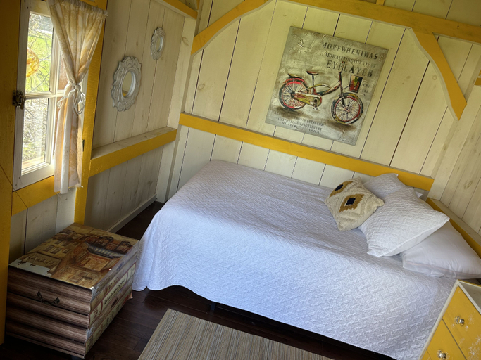 Bedroom 5, Dreamers Writing Farm, Bruce