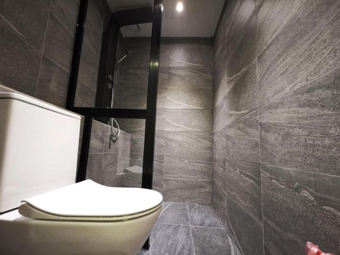 Bathroom 5, Oikos Poshtel, Kota Kinabalu