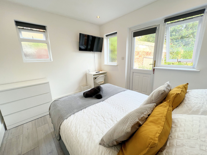 Bedroom 3, Minet Gardens Central-Suite 3, London