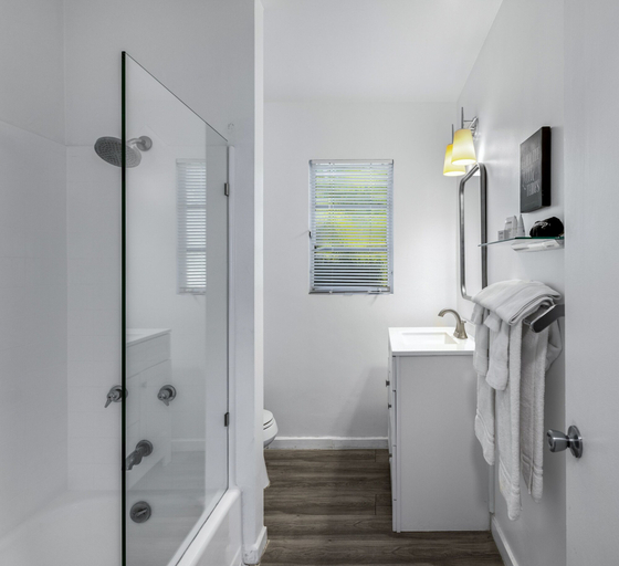 Bathroom 3, The Three Fifty Hotel, Riverside