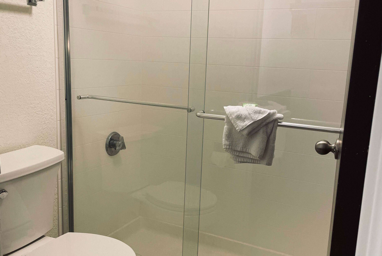 Bathroom 10