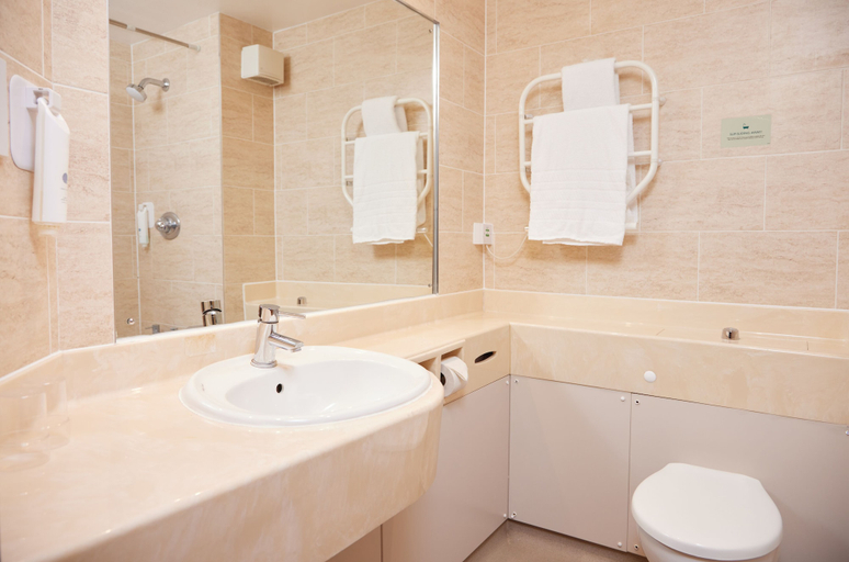 Bathroom 5, Farmhouse Innlodge by Greene King Inns, Portsmouth